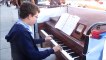 Ce génie à 14 ans joue comme un dieu du piano dans la rue !