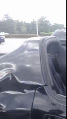 Quand ton pote te demande de verrouiller la porte... de la décapotable !