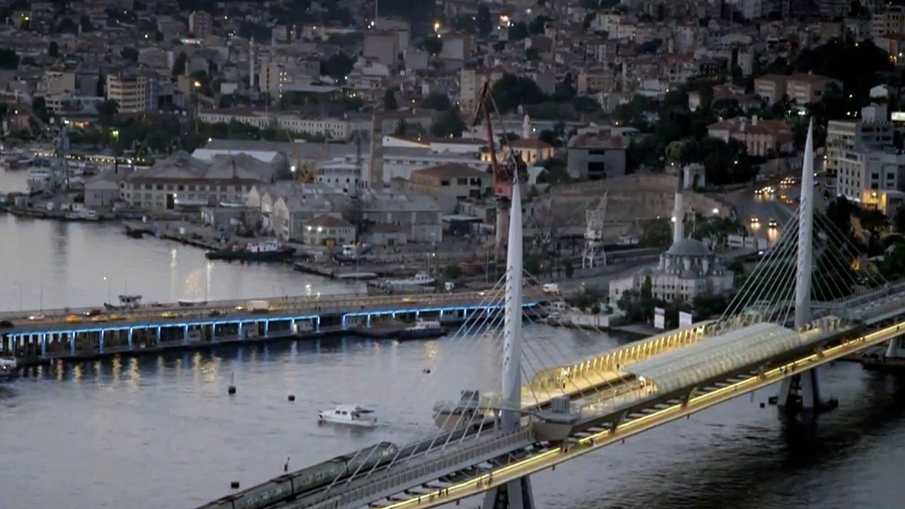 Ezan za akšam namaz (Istanbul u predvečerje)