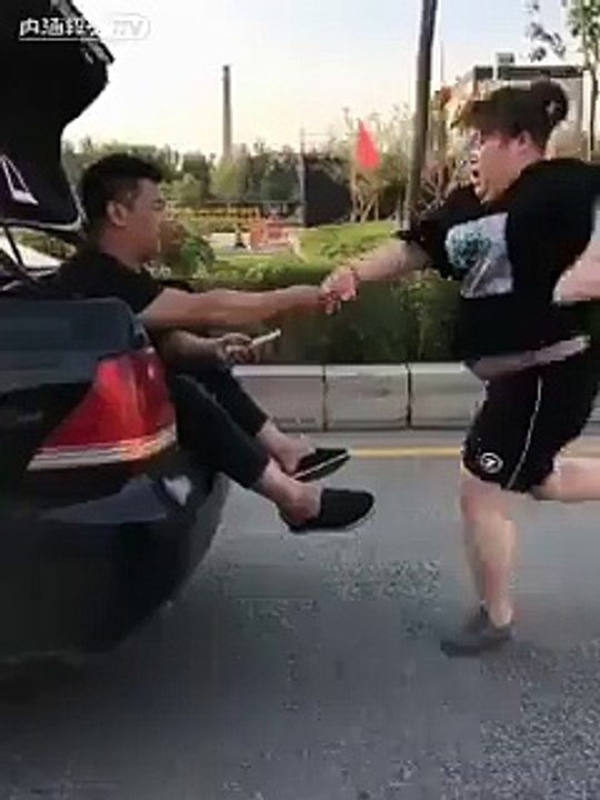 Este homem arranjou uma forma interessante para por a namorada a fazer desporto