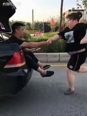 Este homem arranjou uma forma interessante para por a namorada a fazer desporto