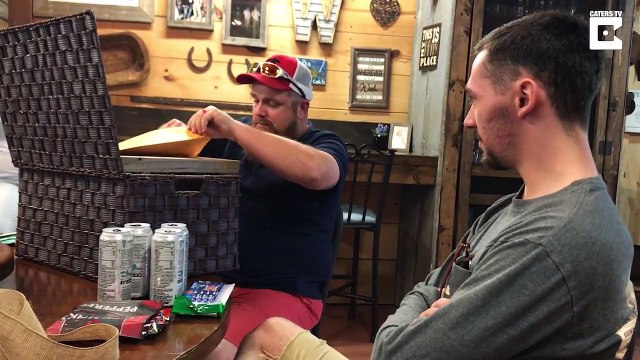 Un homme fond en larmes lorsque son beau-fils lui offre un cadeau