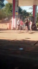 FILMAN A MUJERES QUE SE DIERON TROMPADAS EN UNA ESTACIÓN DE SERVICIOS DE CURUGUATY