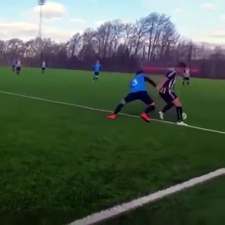 Humilation au foot, il prend 2 petits ponts en 1 seconde !