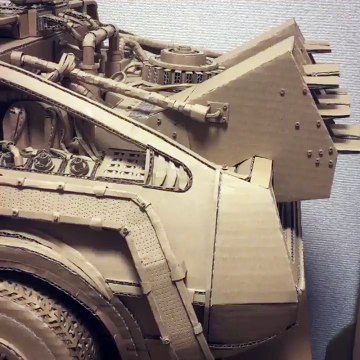 Une Delorean de Retour vers le Futur reproduite en papier