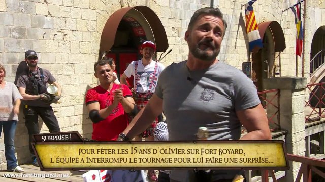 Olivier Minne ému aux larmes par l'hommage des équipes de Fort Boyard pour ses 15 ans !