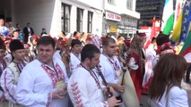 Bursa'da Uluslararası Altın Karagöz Halk Dansları Yarışması, Kortej Yürüyüşü Ile Başladı