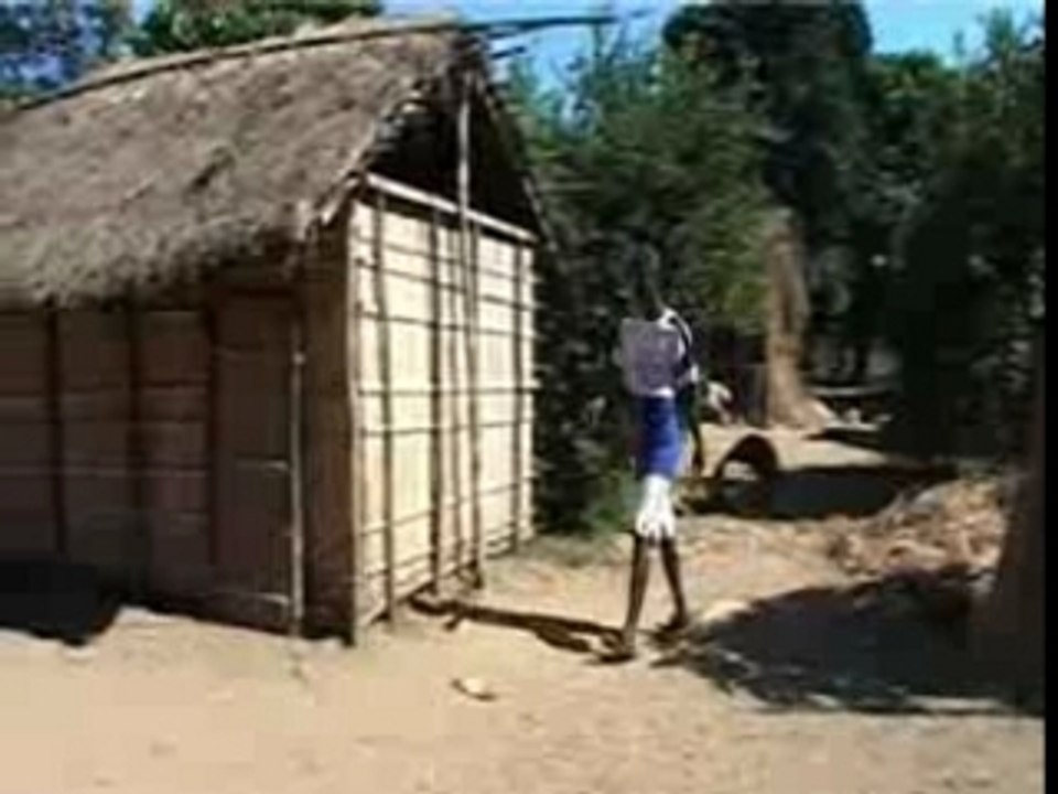 Au village séchage Raphia,Madagascar