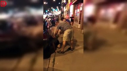 Deux jeunes viennent défendre leur ami en mode ''This Is Sparta"