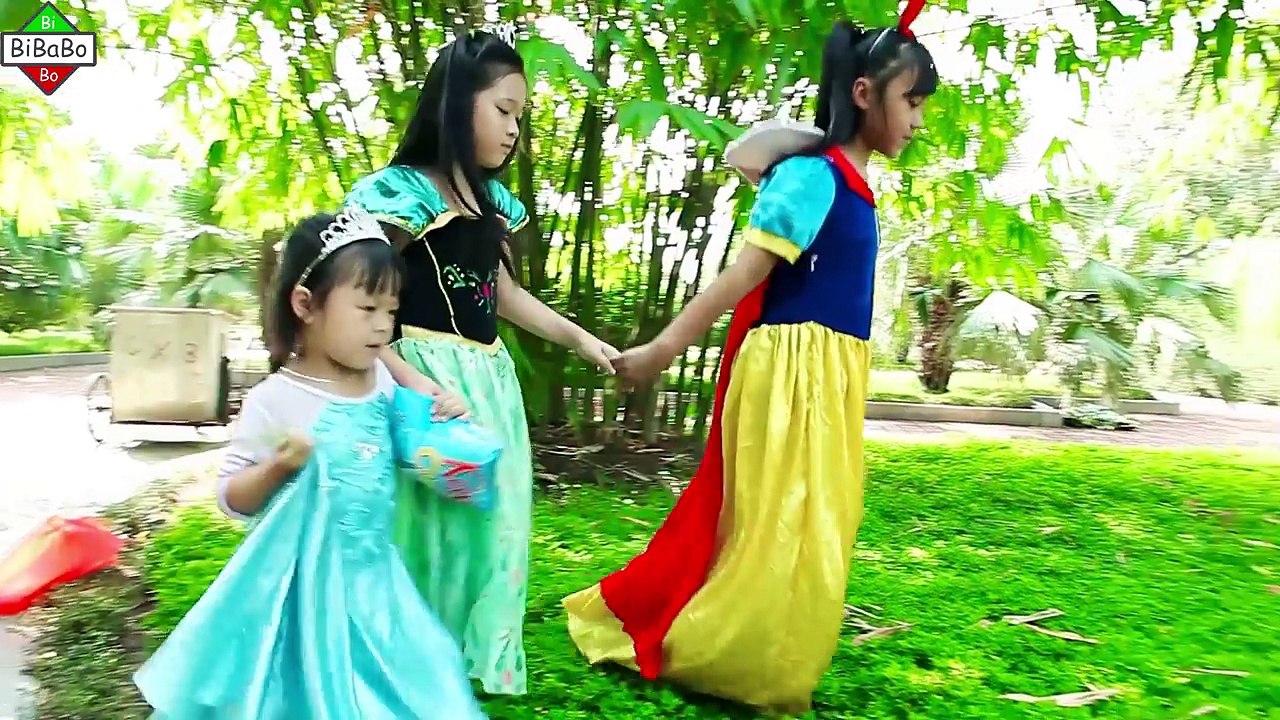 Superhéroe gracioso hombre araña y congelado en dulce sueños pernicioso bromista robando dulces