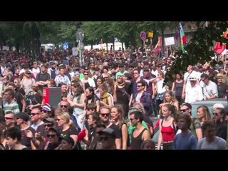 Скачать видео: Police Use Water Cannons to Break Up Protesters in Hamburg