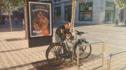 Un homme surpris en train de voler un vélo devient agressif.