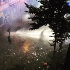 Скачать видео: Protesters Sprayed by Water Cannons During G20 Demonstrations