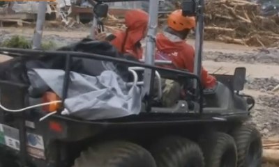 Tim Penyelamat Cari Korban Banjir