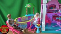 ● Играя с Барби ● Видео с игрушками Барби дальше вредничает с едой, Кен молодец помогает