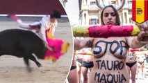 Aktivis tanpa busana di jalanan memprotes acara Bullfighting - Tomonews