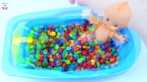 Apprendre les couleurs bébé poupée bain temps Chocolat Bonbons Comment à bain bébé vidéos enfants