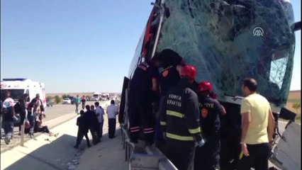 Yolcu Otobüsü Iş Makinesine Çarptı: 15 Yaralı