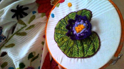 Nenúfar de crochet sobre hoja en bordado mexicano.