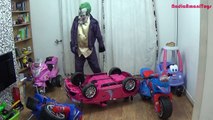 Des voitures vers le bas énorme dans désordre mini- moto sur rose balade homme araignée surpris à lenvers 9 mercedes