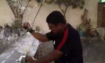 Pria Ini Cetak Rekor Pemecah Kaleng Minuman Terbanyak