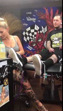 Il demande sa petite-amie en mariage à l'aide d'un tatouage