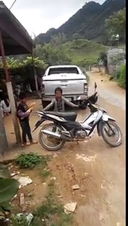 Làm như nào để xuống xe nhỉ