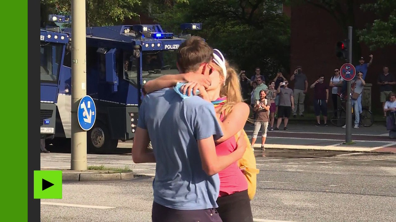 Eau glacée contre baisers passionnés : des canons à eau visent des amoureux à Hambourg