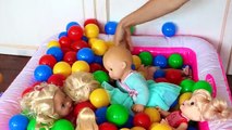 Bébé des balles couleur les couleurs poupées dans Apprendre en jouant jouets avec Surprises palyground