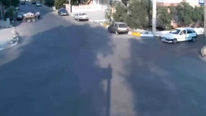 Un motard se prend un coup de tête par un cheval