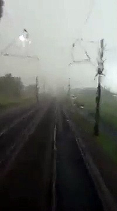 Ce train a eu très chaud en plein orage... La foudre va frapper à 10m