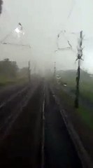 Ce train a eu très chaud en plein orage... La foudre va frapper à 10m