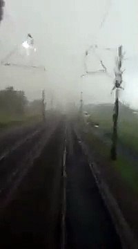 Ce train a eu très chaud en plein orage... La foudre va frapper à 10m