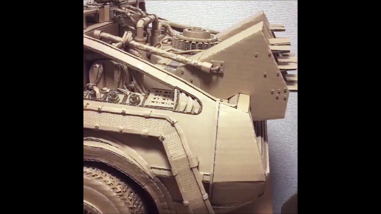 Cet artiste recrée la Delorean de Retour vers le Futur en papier