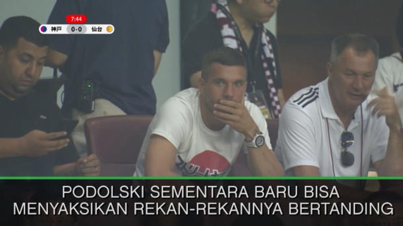 VIRAL: Sepakbola: Podolski Dikenalkan Pada Fans Kobe Sebelum Laga