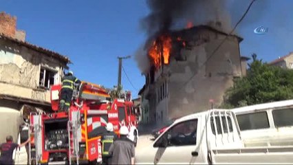 2 Tarihi Bina Yangında Kül Oldu