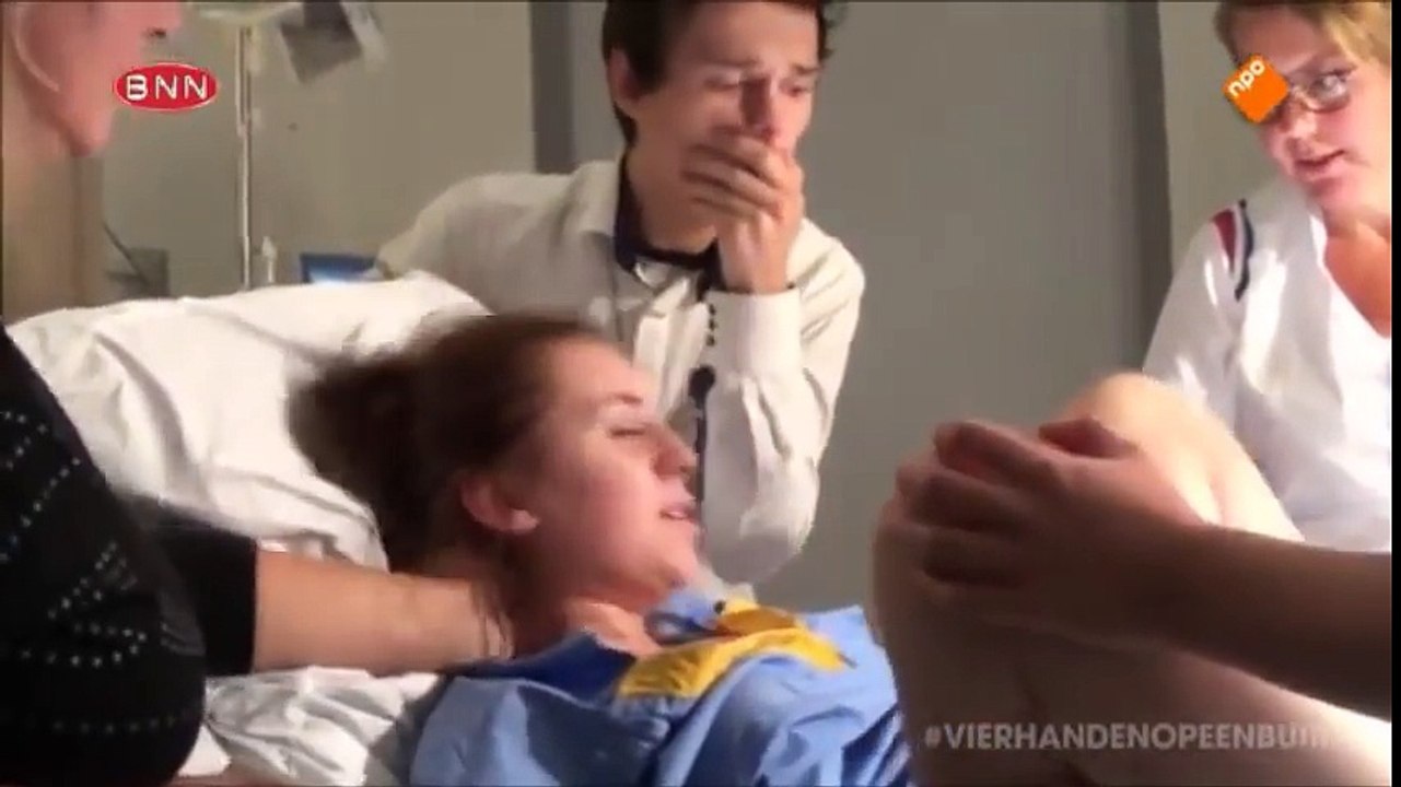 Rapaz sofre a assistir ao parto da mulher