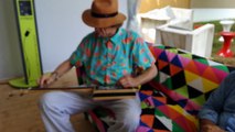 Watermelon Slim fait une démonstration sur une cigar box à Cognac Blues Passions