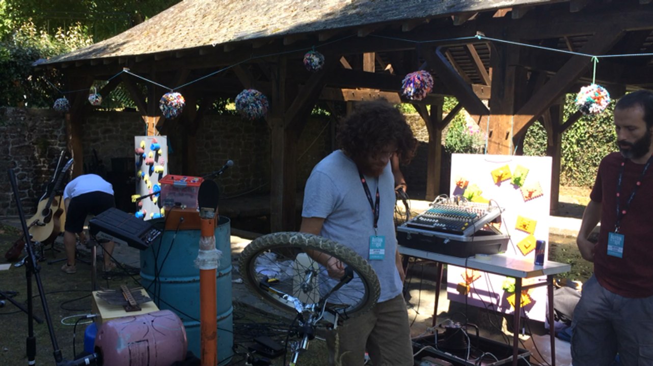 Atelier de musique avec Alibombo à l'étang de Saint-Denis-de-Gastines