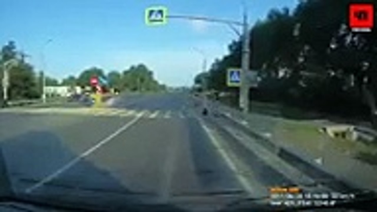 Des piétons sauvé par un klaxon d'un chauffeur routier en Russie