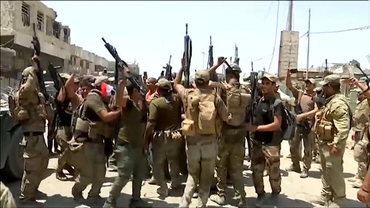 Soldados iraquíes celebran la victoria en Mosul