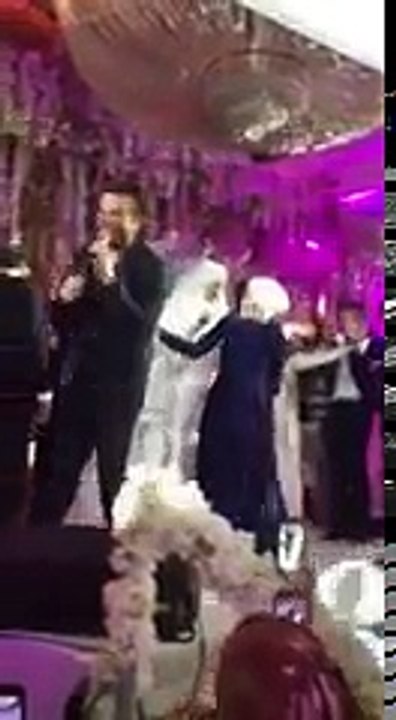 سعد سمير بيرقص مع والدة رمضان صبحي والعروسة .. مسخرة