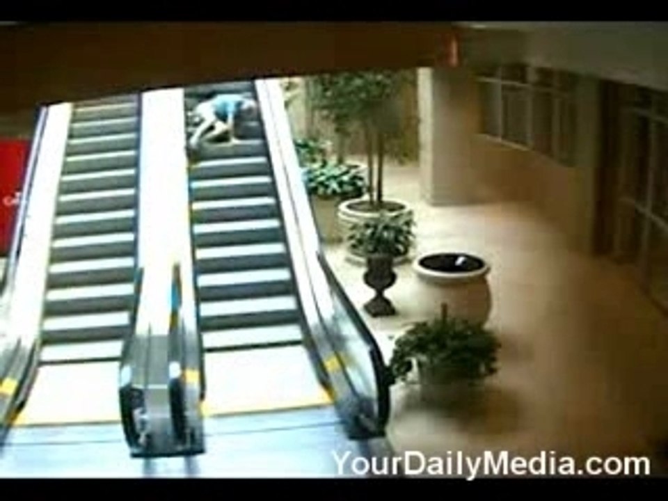 chute dans l'escalator
