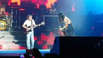 Angus Young tocando AC/DC com Guns N Roses na Austrália