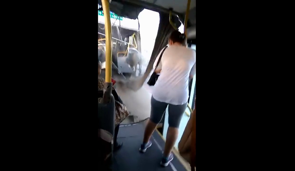 Un bus accordéon se coupe en 2 en roulant.