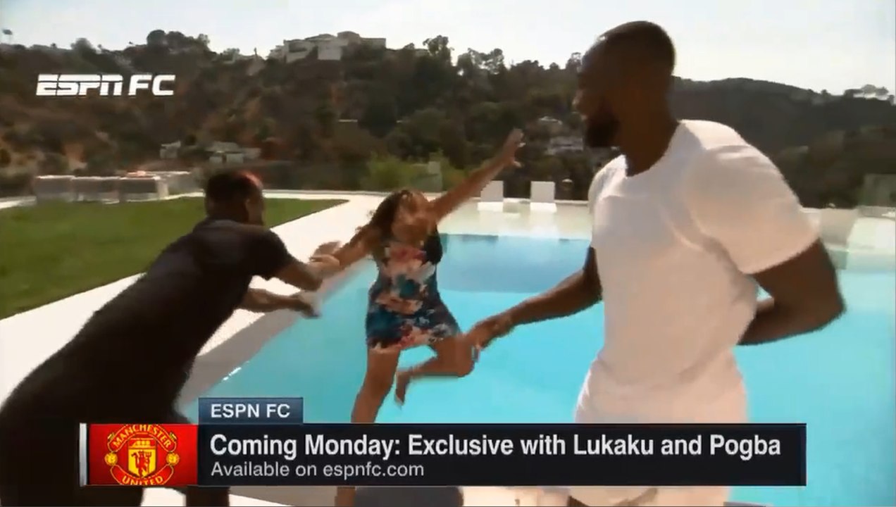 Paul Pogba jette une journaliste dans une piscine.