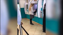 Cette femme va perdre son string au distributeur de billets...
