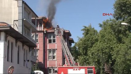 Arnavutköy'de Ahşap Binanın Çatısında Yangın