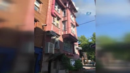 Arnavutköy'de Ahşap Binanın Çatısında Yangın Çıktı