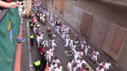 "Huracán" abre un rápido y multitudinario tercer encierro en Pamplona